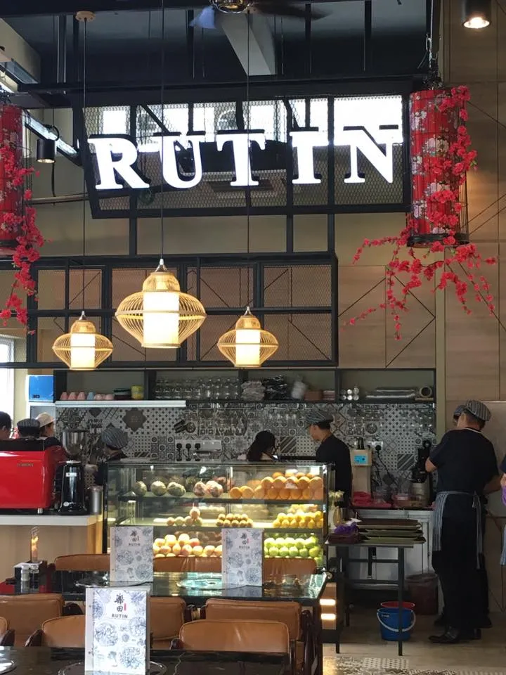 The counter and dining area at Rutin, a full-service restaurant running on GeniusPos